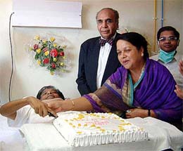 Former Chhatisgarh Chief Minister Ajit Jogi, who survived a fatal car accident recently, celebrate his 58th birthday with wife Rupa Jogi and son Amit Jogi at a Mumbai hospital 