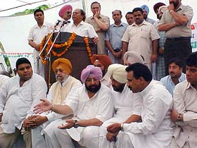 Chief Minister Amarinder Singh shares a point with members of the Jalandhar Improvement Trust during a rally at Kartarpur near Jalandhar 