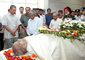 President A.P.J. Abdul Kalam paying homage to the Governor of Madhya Pradesh