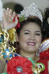 rpapat Boonnarong waves to the crowd after winning the Miss Jumbo Queen competition
