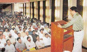 The Assistant Returning Officer-cum-Director, Public Relations, UT, Chandigarh, Mr S.P. Arora, addresses a gathering of presiding officers and polling agents