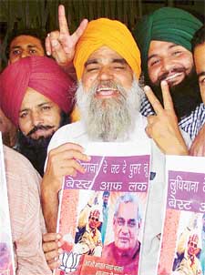 Mr Ram Singh and Mr Randhir Singh show victory sign before the two left for Bikaner to campaign for Dharmendra