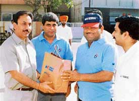 Mr S.K. Sharma, Commissioner, Municipal Corporation, Ludhiana, presents ‘Maruti Suzuki Wheels of Fortune’ awards to winners