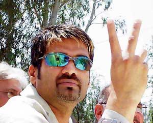 Bollywood actor Sunil Shetty flashes a victory sign while campaigning Vinod Khanna in Pathankot 