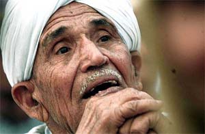 An elderly voter keenly listens to Deputy Prime Minister L. K. Advani during an election rally