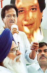 Mr Harmohan Dhawan, INLD candidate for the Chandigarh Lok Sabha seat, addresses an election rally at Sector-17 in Chandigarh