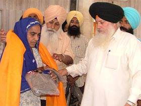 Satnam Singh Paonta Sahib, vice-president, Dal Khalsa, presents a siropa to the relative of a slain Punjab militant 
