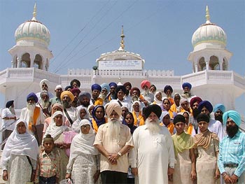 Members of the Dal Khalsa pose with 25 families of slain Punjab militants after honouring them