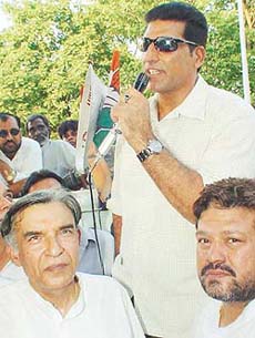 Actor Mukesh Rishi addresses Mr Pawan Bansal�s rally in Sector 20, Chandigarh