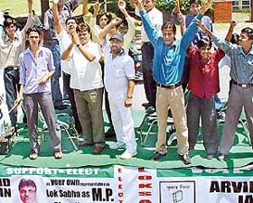 Independent candidate for the Chandigarh Lok Sabha seat Arvind Jain campaigns from his rath in Sector 22-C, Chandigarh
