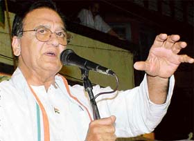 Actor Sunil Dutt addresses a Congress election rally at Mani Majra in Chandigarh