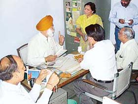Mr Bir Devinder Singh, Deputy Speaker, Punjab Vidhan Sabha, questions Dr Suman Sharma, who was found absent from duty at Government Ayurvedic Dispensary in Phase 3B1, Mohali