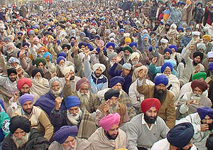 Will farmers store surplus grains when they have the option of selling these to government procurement agencies? 