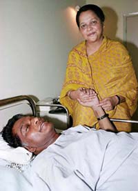 Former Chhattisgarh Chief Minister Ajit Jogi, who was injured in an accident last month, with his wife after he was brought to the Indian Spinal Injuries Hospital