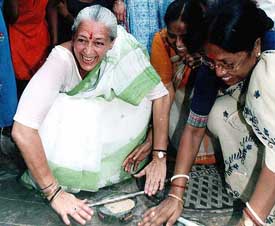 Former Miss India and Congress candidate from south Kolkata constituency Nafisa Ali makes chapati 
