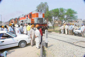 In spite of numerous accidents, level crossings continue to be unmanned