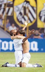 Diego of Brazilian team Santos, and team-mate Robinho celebrate a goad against Ecuadorean team Liga Deportiva Universitaria during their Libertadores Cup match in Santos