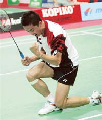 Indonesia's Taufik Hidayat celebrates his victory over Roslin Hashim of Malaysia 