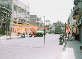 One of the busiest roads from Domoria Bridge to Old Courts in Civil Lines remains blocked throughout the day for holding a "jagran" leading to traffic chaos