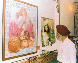 Dr Surjit Patar inaugurates a home decor exhibition at Satluj Club in Ludhiana