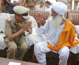 Bapu Shingara Singh, the lone survivor of the Jallianwala Bagh massacre, interacts with Mr Ramesh Chandra Agarwal