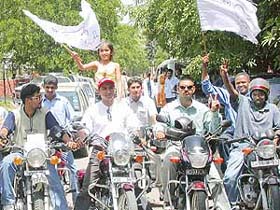 Volunteers at a rally at the launch of a campaign for "Peace city ---Chandigarh"