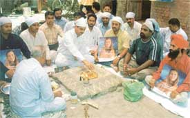 PCC secretary Parminder Mehta and other Congress workers perform havan for Ms Sonia Gandhi