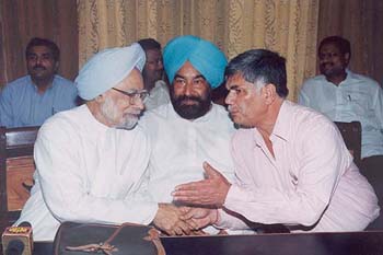 Interacting with Prof Satish Sharma of Arya College, Ludhiana, at a function at Ludhiana. Prof Satish Sharma is a member of the Panjab University Syndicate and Senate for the past 20 years. 