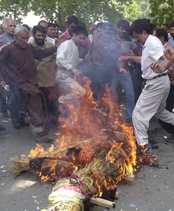 Congress activists burn the effigy of BJP leader Sushma Swaraj in front of the Congress headquarters