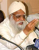 DSGMC president Prehlad Singh Chandok addresses a Press conference on Dr Manmohan Singh becoming the first Sikh Prime Minister