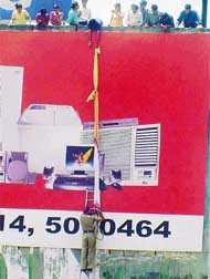 A cop ties �dupattas� in an attempt to reach the rooftop of the building that caught fire in Ludhiana