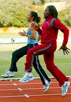 World 800 metres champion Maria Mutola of Mozambique and Kelly Holmes of the UK  train at the Rand Afrikaans university (RAU) sports track in Johannesburg