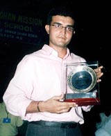 Indian cricket captain Sourav Ganguly holds the Rammohan Puraskar 2004, a memento presented to him for his contribution to Indian cricket by Rammohan Mission 