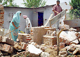A team of the Chandigarh Administration started work to remove farmhouses in Kishangarh (east of Sukhna Lake) on Monday evening.