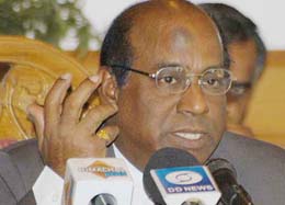 The Chairman-cum-Managing Director of Satluj Jal Vidyut Nigam, Mr Y.N. Apparao, addresses a press conference in Shimla on Tuesday.