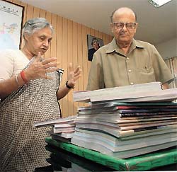 Delhi Chief Minister Sheila Dikshit presenting a set of books to Union HRD Minister Arjun Singh