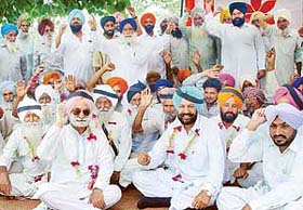 Congress leader Balbir Sidhu (second from right) with protesting villagers at Sohana