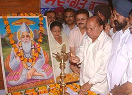 Chaudhary Jagjit Singh lights a lamp to mark the birth anniversary of Sant Kabir at a function organised at the Guru Nanak Dev University auditorium in Amritsar