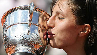 Anastasia Myskina kisses the trophy after defeating Elena Dementieva in the final at the French Open 