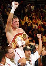 Oscar De La Hoya of Los Angeles, California, celebrates his victory