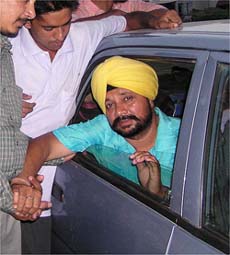Shamsher Mehndi, brother of Punjabi pop singer Daler Mehndi, being greeted by his supporters after he was released on bail