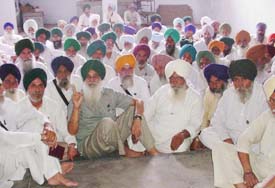 BKU president Ajmer Singh Lakhowal addresses an emergency meeting of the state committee in Ludhiana