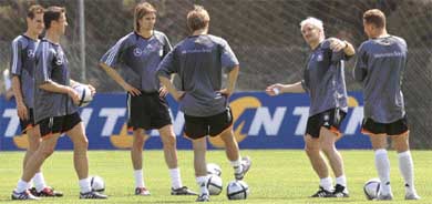 Rudi Voeller, coach of the German national football team, talks to (L-R) Miroslav Klose, Fredi Bobic, Thomas Brdaric and Thorsten Frings during a training session in Almancil