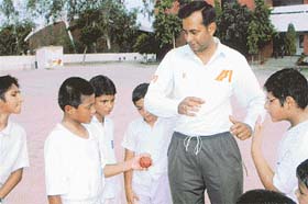 Haryana�s former Ranji Trophy player Girish Bhanot interacts with students of KBDAV School