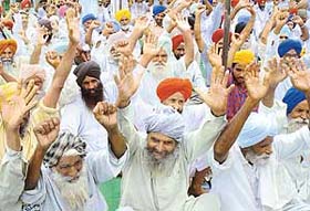 Members of the Kirti Kisan Union from all over Punjab stage a dharna