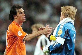 Ruud Van Nistelrooy of the Netherlands shakes hands with Germany goalkeeper Oliver Kahn after the two teams drew 1-1 in their group D match on Tuesday.