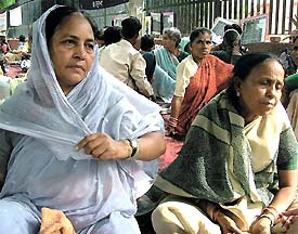 Winners of Goldman Environment Prize, Rashida Bee and Champa Devi Shukla, sit on a fast at Jantar Mantar in the Capital 