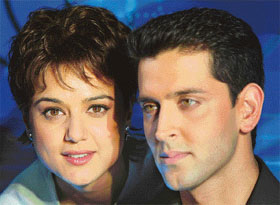 Preity Zinta and Hrithik Roshan in a scene from "Lakshya"