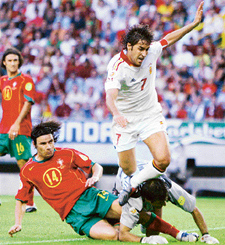 Spain�s striker Raul collides with Portugal�s goalkeeper Ricardo (down R) next to Spain�s midfielder Vicente (L) at Jose Alvalade Stadium in Lisbon during their Euro 2004 group A football match 