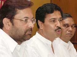BJP General Secretary Pramod Mahajan and Mukthar Abbas Naqvi address a press conference at Rennaisance in Powai 